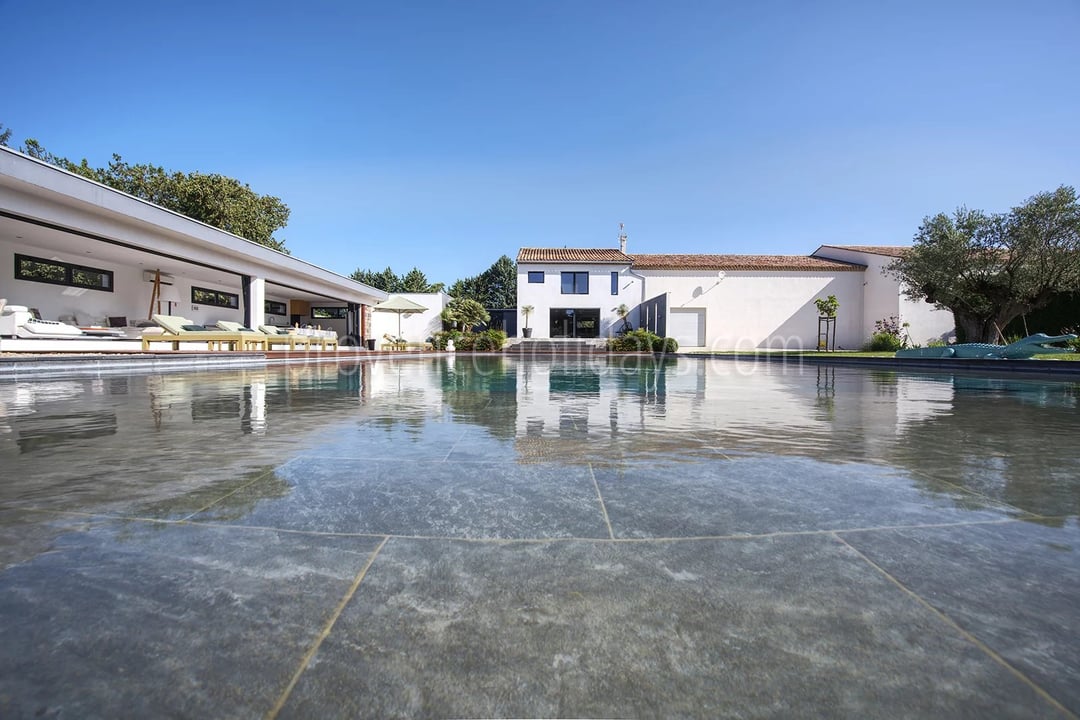 20 - House with pool house in Eyguières: Villa: Pool