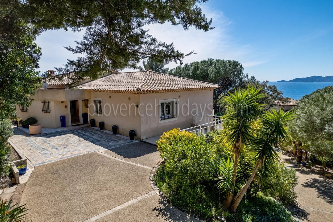 25 - Villa en bord de mer au Lavandou: Villa: Exterior