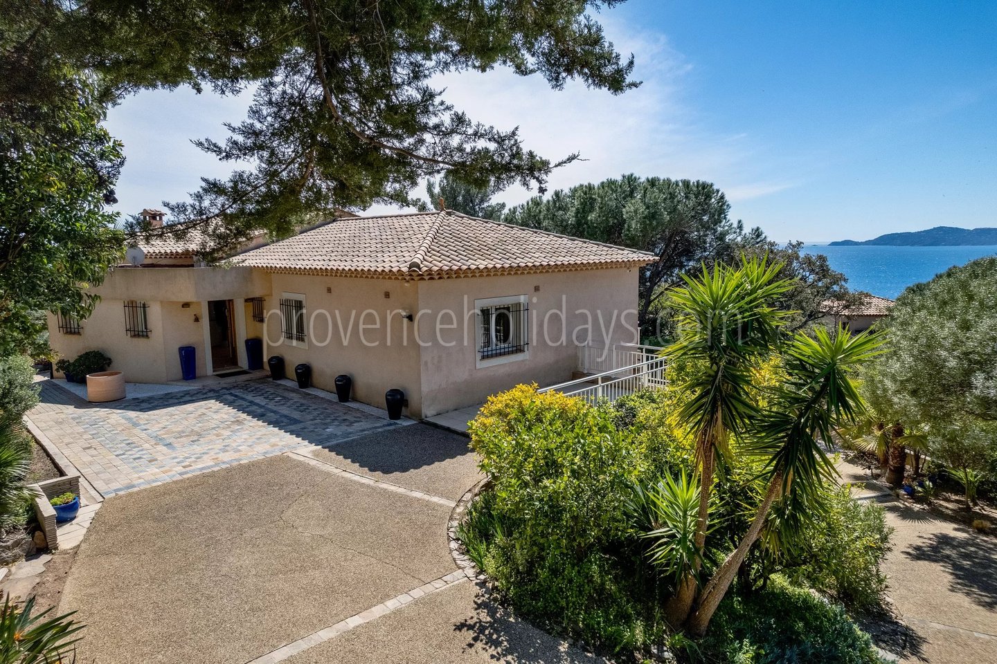 25 - Villa en bord de mer au Lavandou: Villa: Exterior