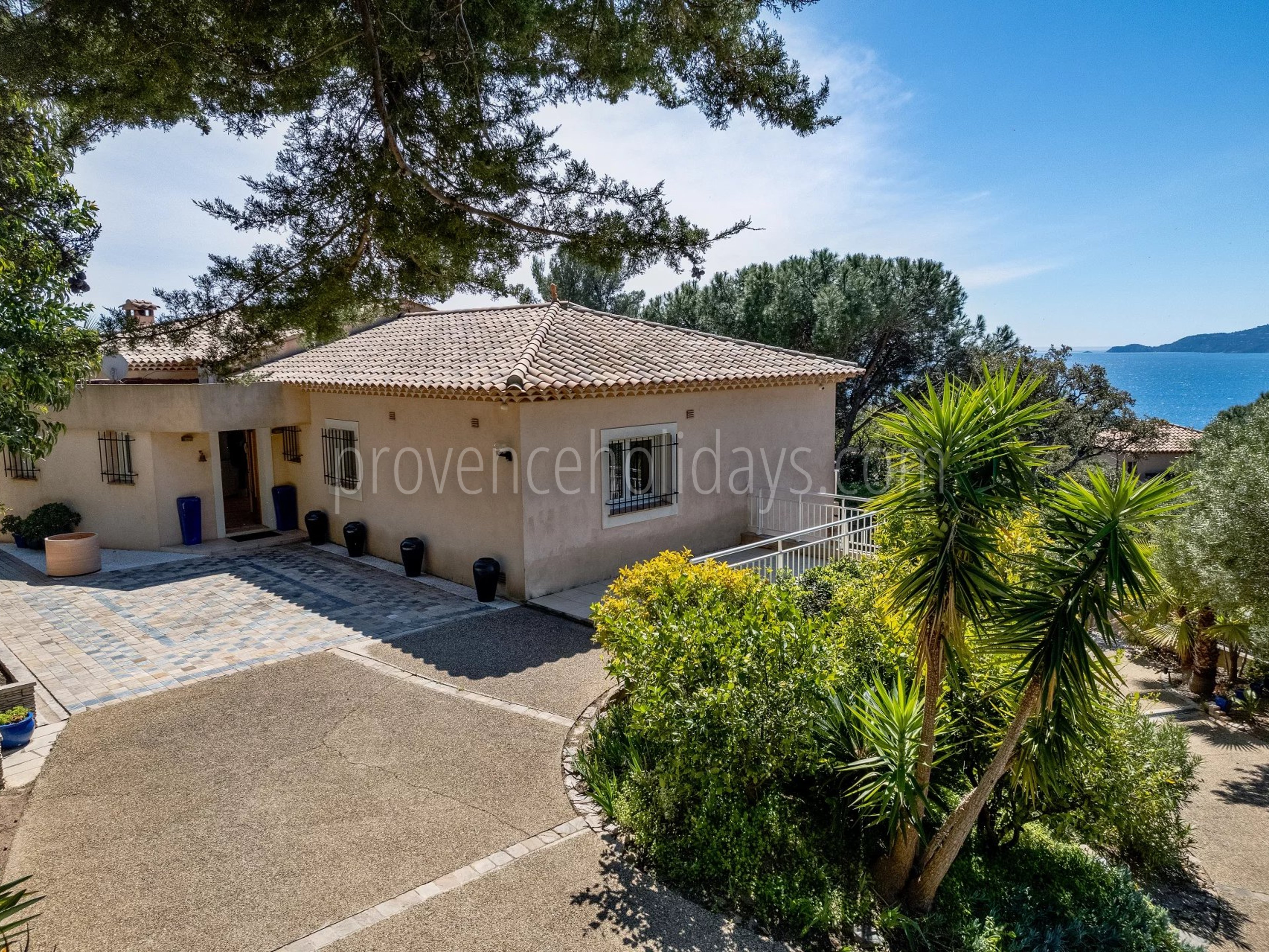 25 - Villa en bord de mer au Lavandou: Villa: Exterior