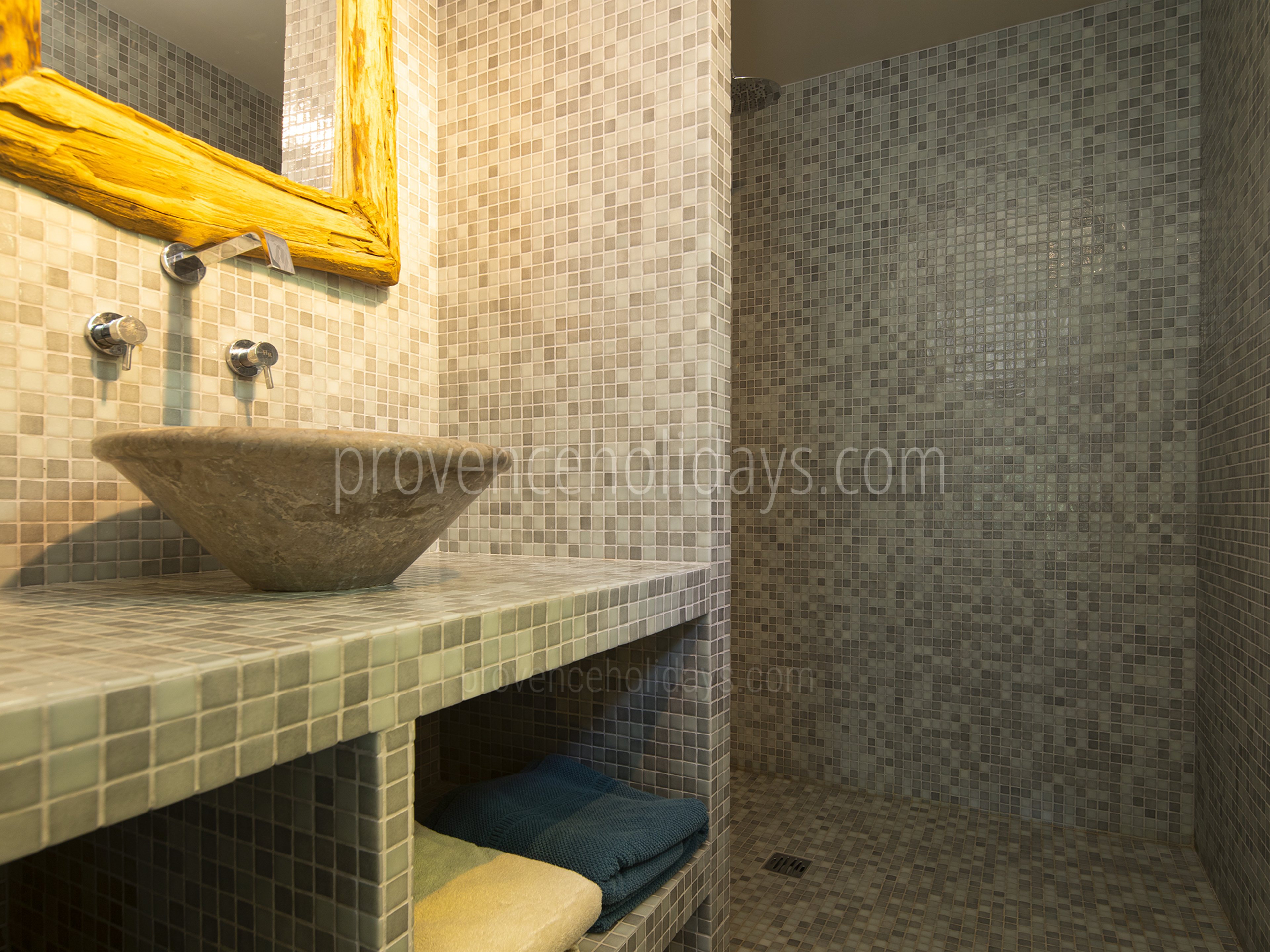 21 - Villa Glanum: Villa: Bathroom