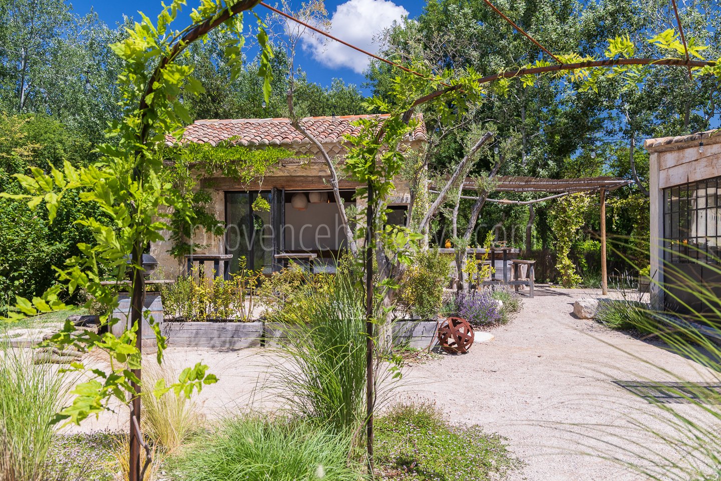 130 - La Chapelle des Alpilles: Villa: Exterior