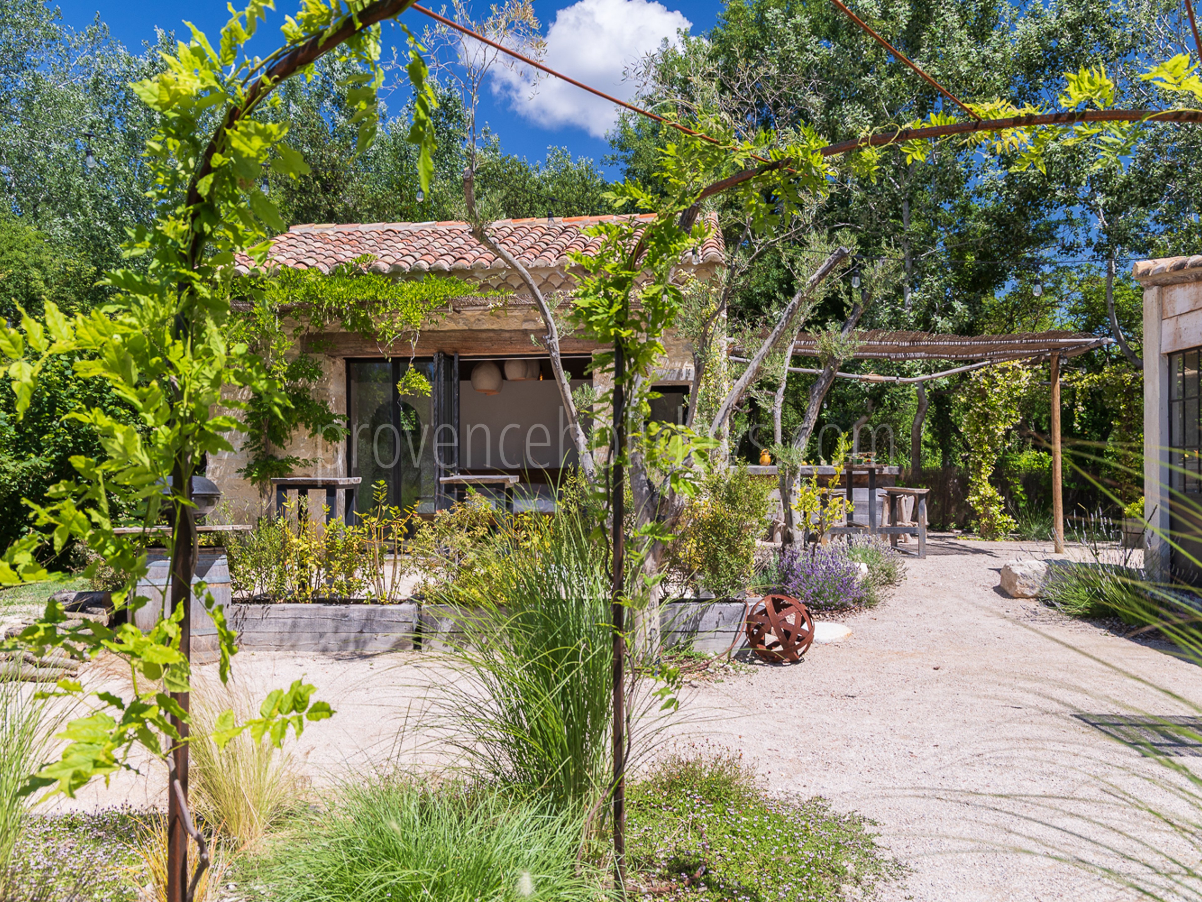 130 - La Chapelle des Alpilles: Villa: Exterior