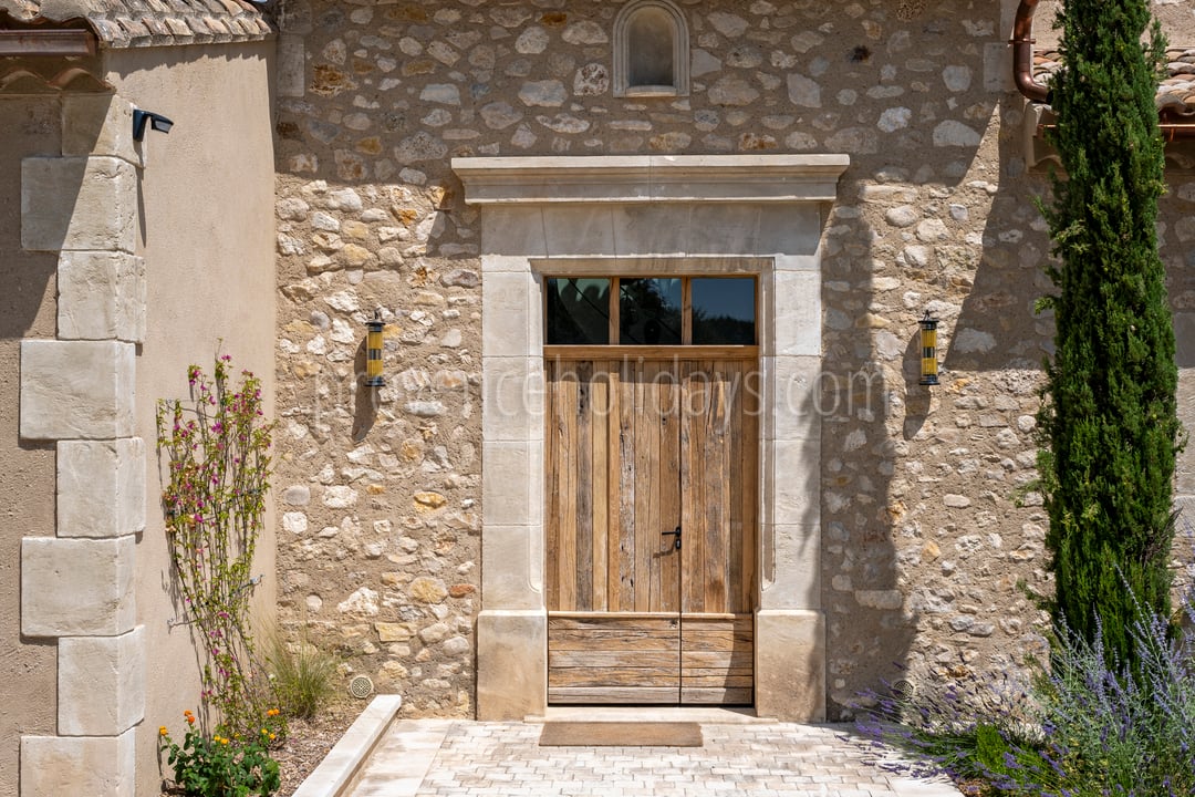 173 - Le Loup des Alpilles: Villa: Exterior