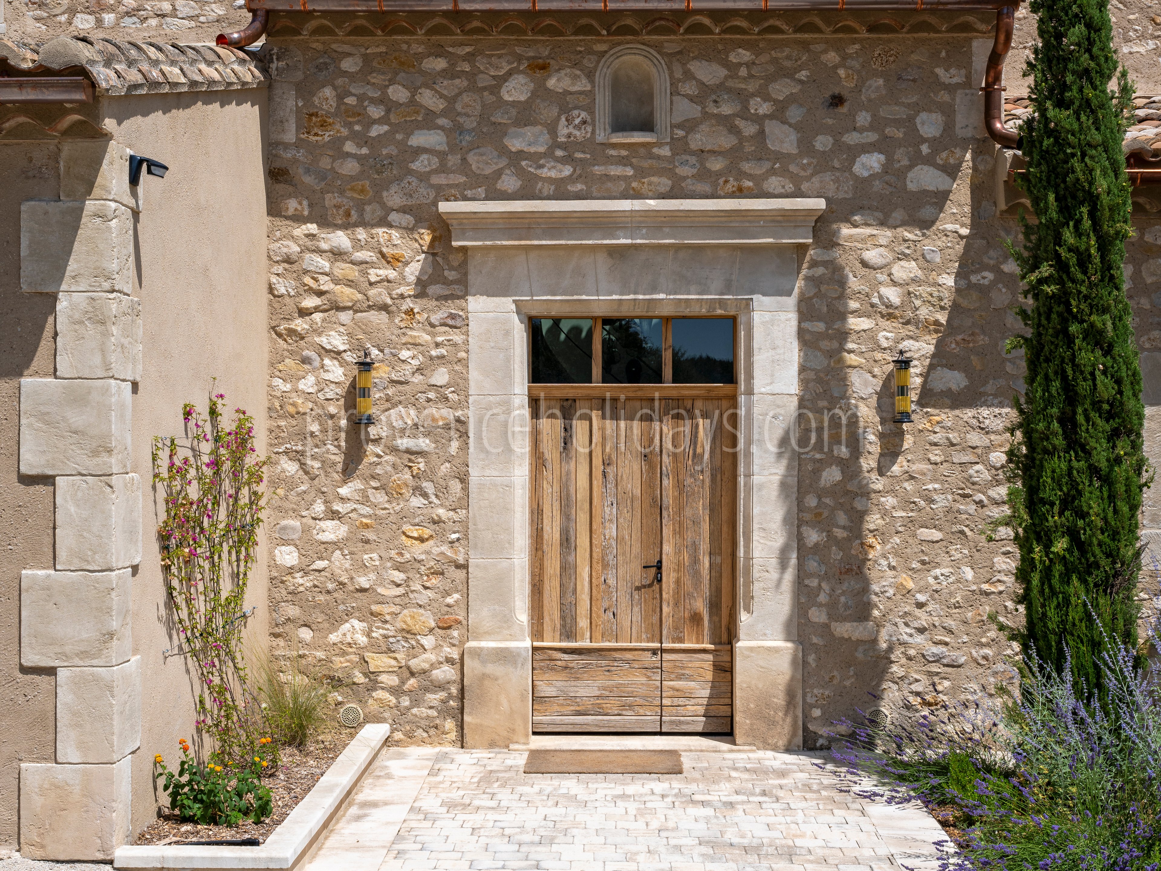 173 - Le Loup des Alpilles: Villa: Exterior