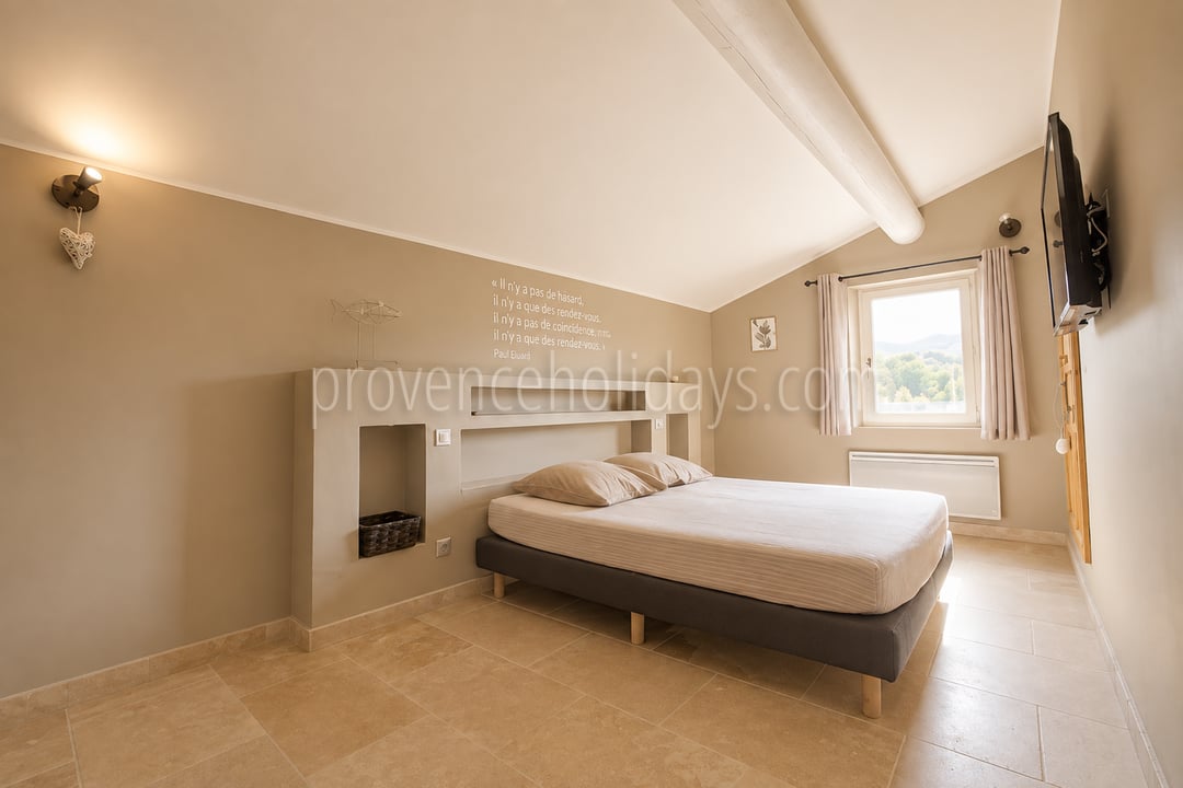 16 - Villa met verwarmd zwembad en uitzicht op de Luberon: Villa: Bedroom