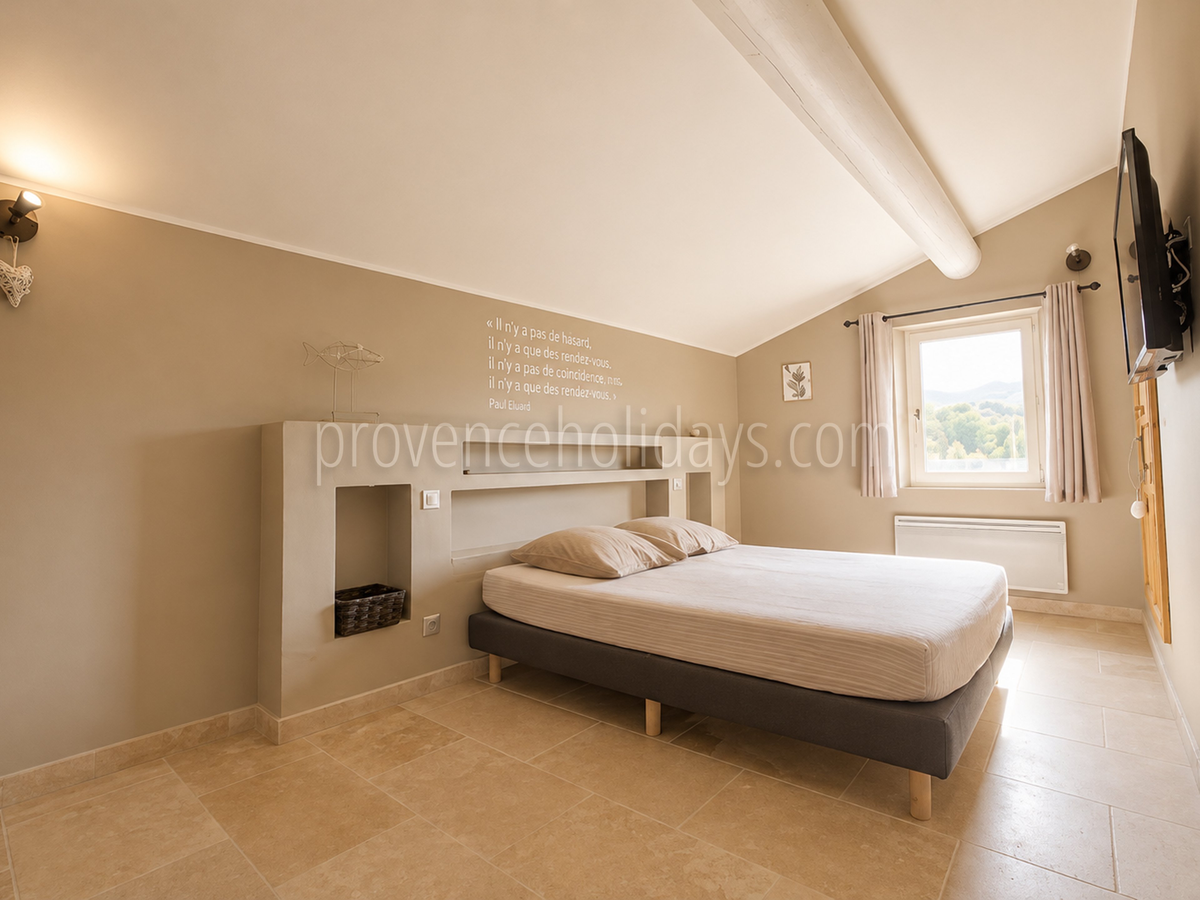 16 - Villa met verwarmd zwembad en uitzicht op de Luberon: Villa: Bedroom