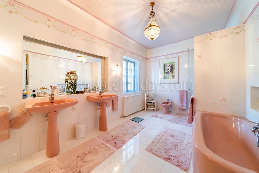 21 - Character mas in Gordes: Villa: Bathroom