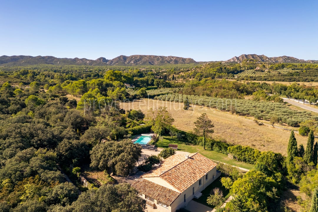 Renovated villa with views of the Alpilles in Eygalières