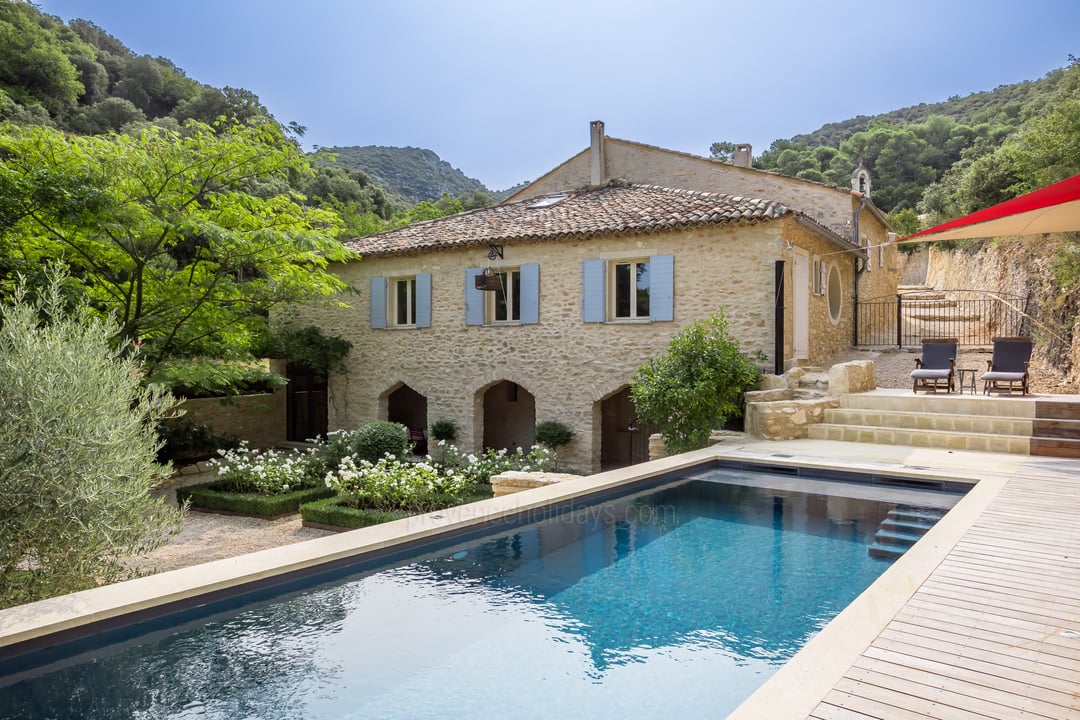 Renovated stone farmhouse with open views in Le Beaucet