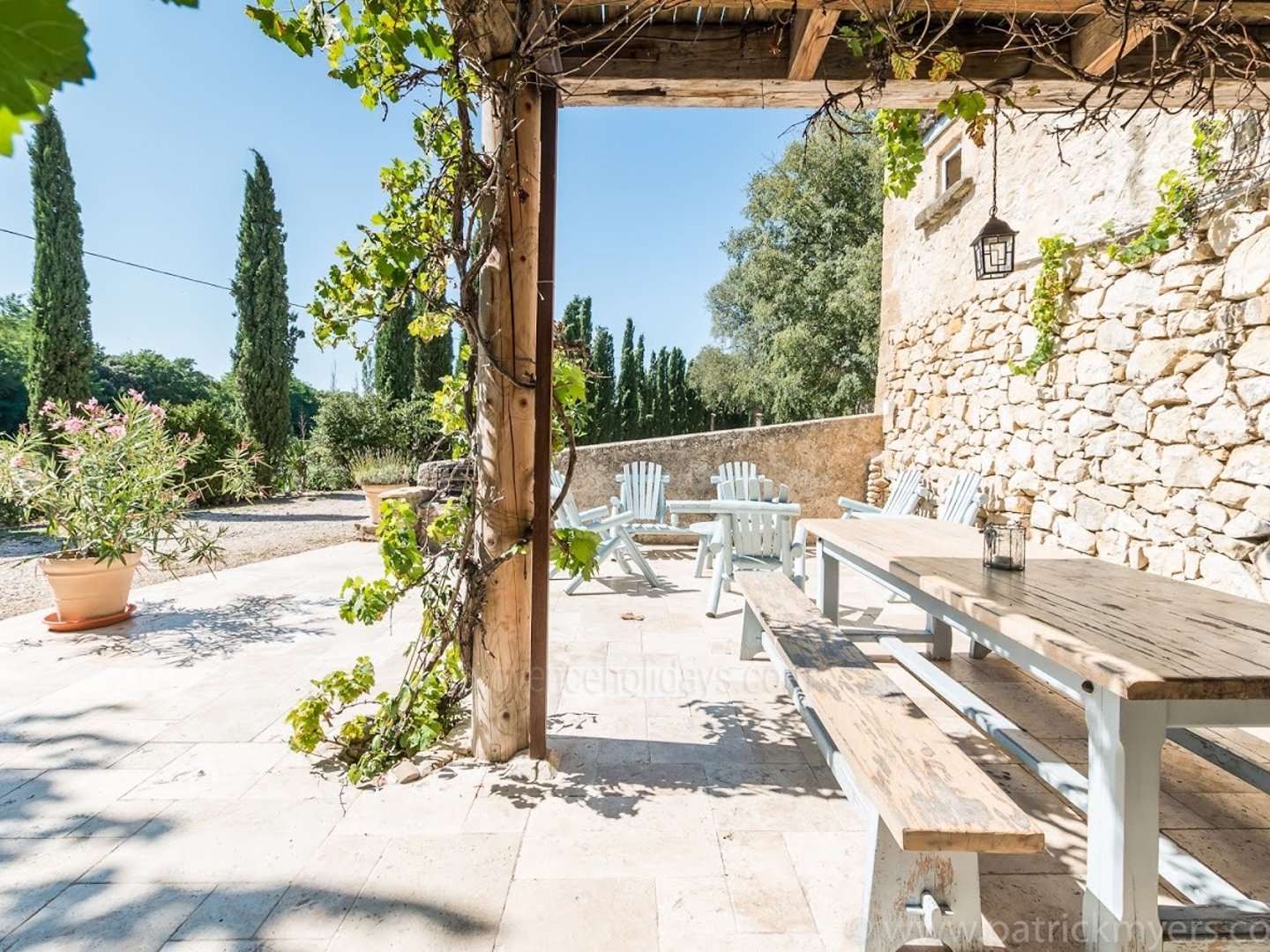 15 - Bastide du Luberon: Villa: Exterior