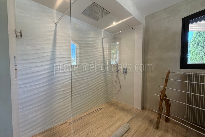 37 - Mas des Cistes: Villa: Bathroom 1