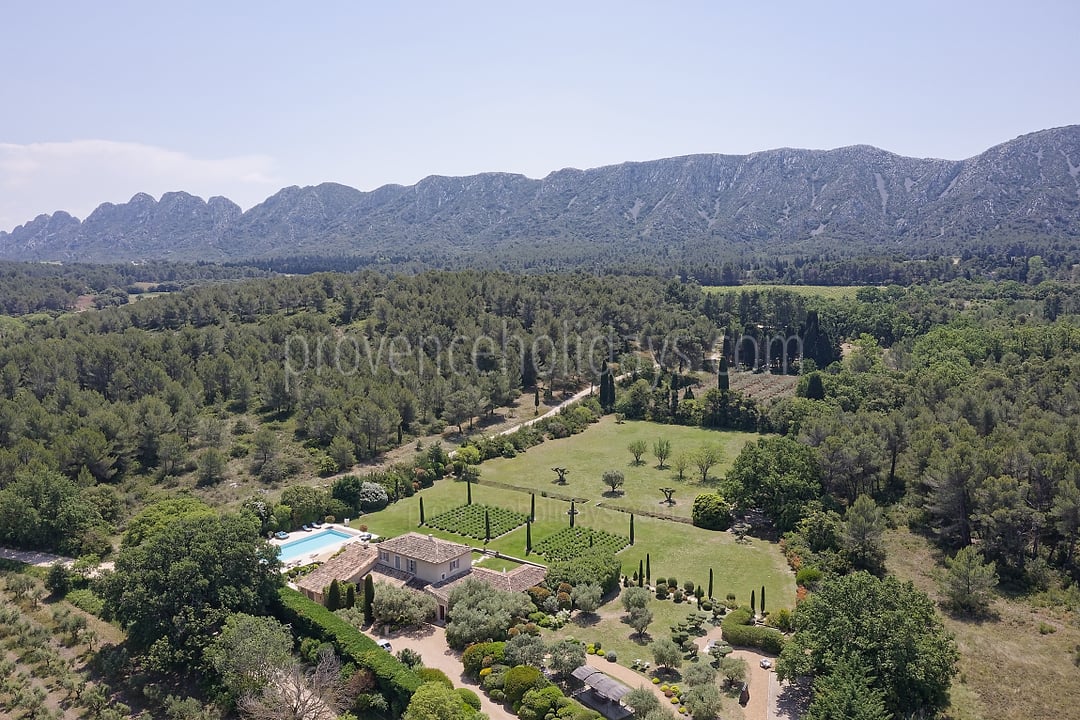 Haustierfreundliches Bauernhaus mit zwei beheizten Pools in der Nähe von Saint-Rémy-de-Provence