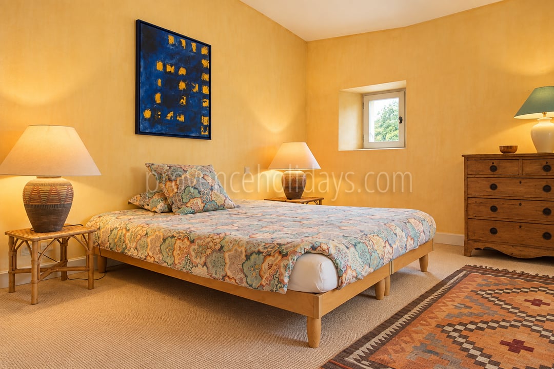 29 - Authentic farmhouse in Saint-Rémy-de-Provence: Villa: Bedroom