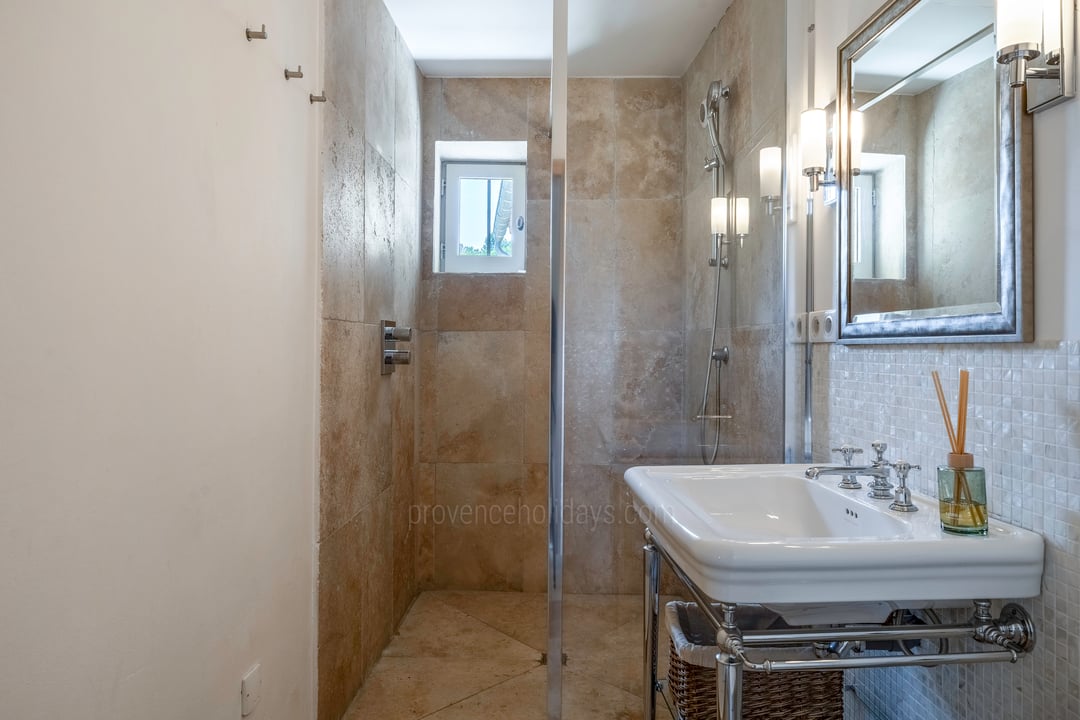 64 - Mas de Saint-Jean: Villa: Bathroom