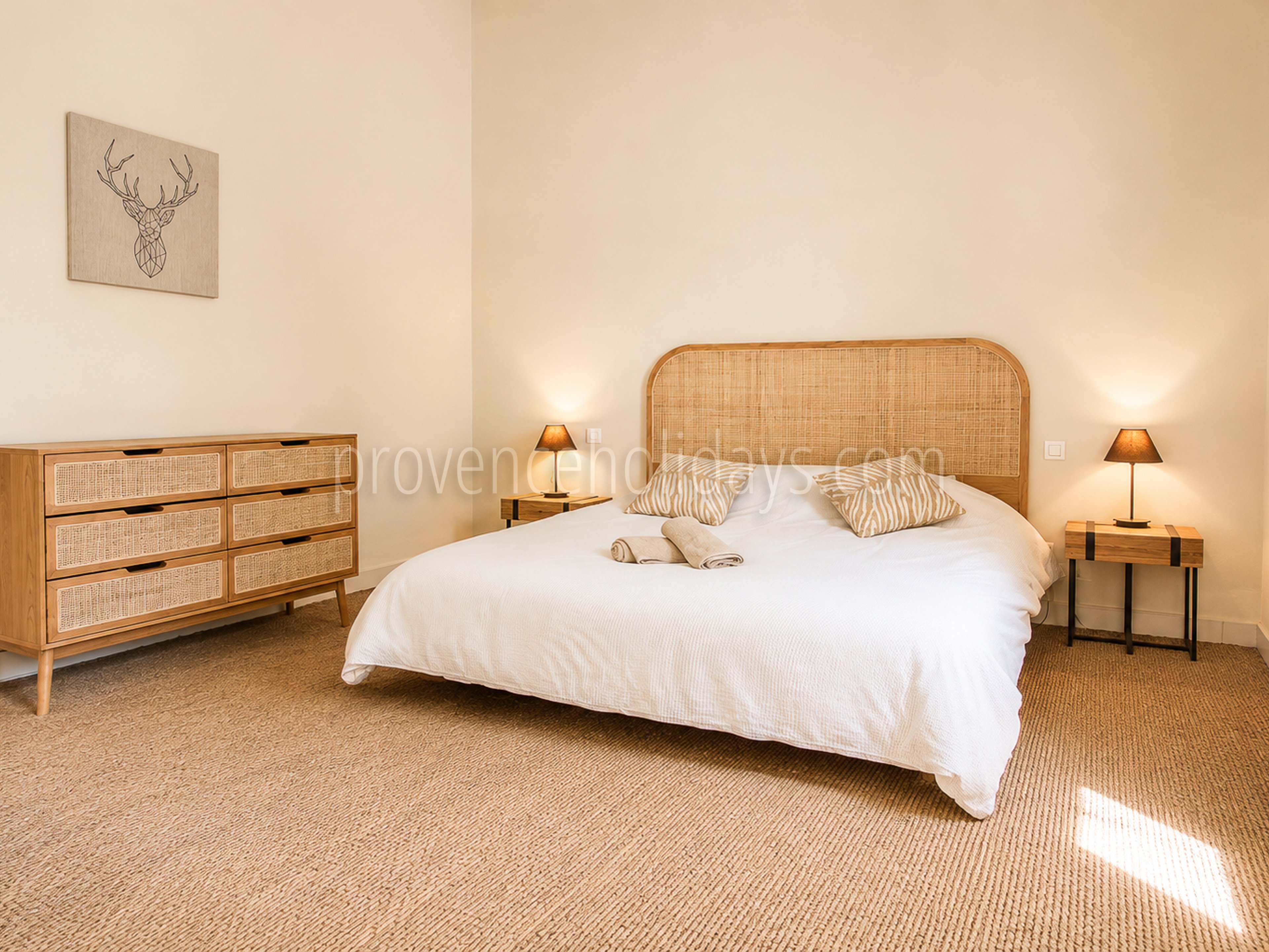 39 - Bauernhaus mit Blick auf den Luberon: Villa: Bedroom