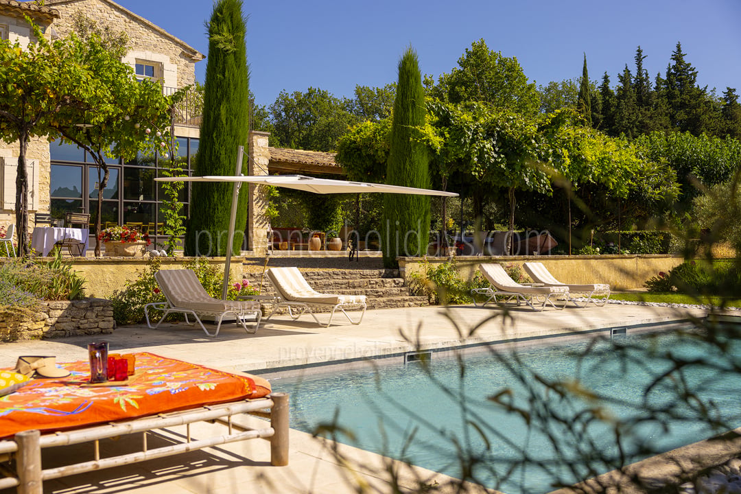 Mas de luxe en pierre avec jacuzzi et piscine à Goult