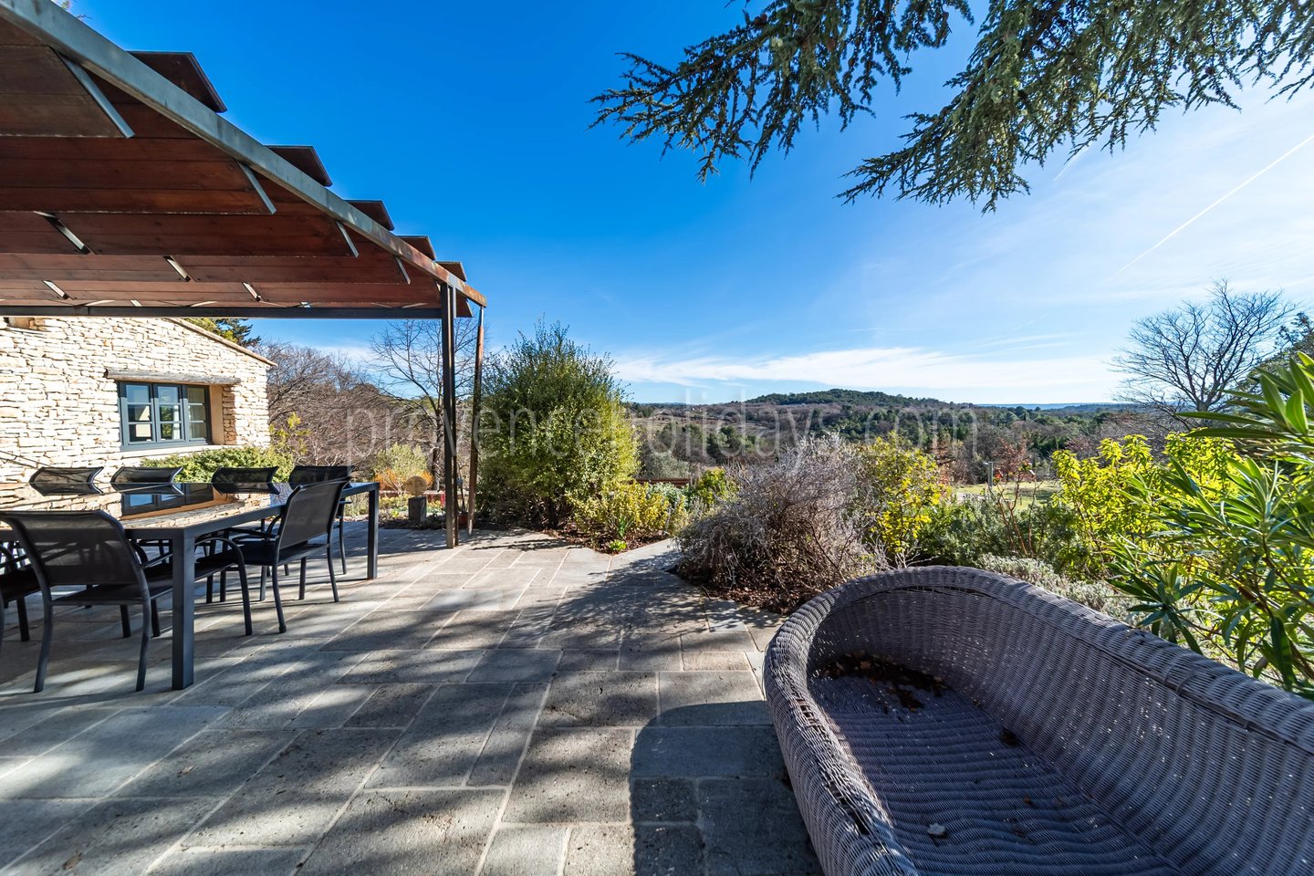 14 - Renovated Property in Gordes: Villa: Exterior