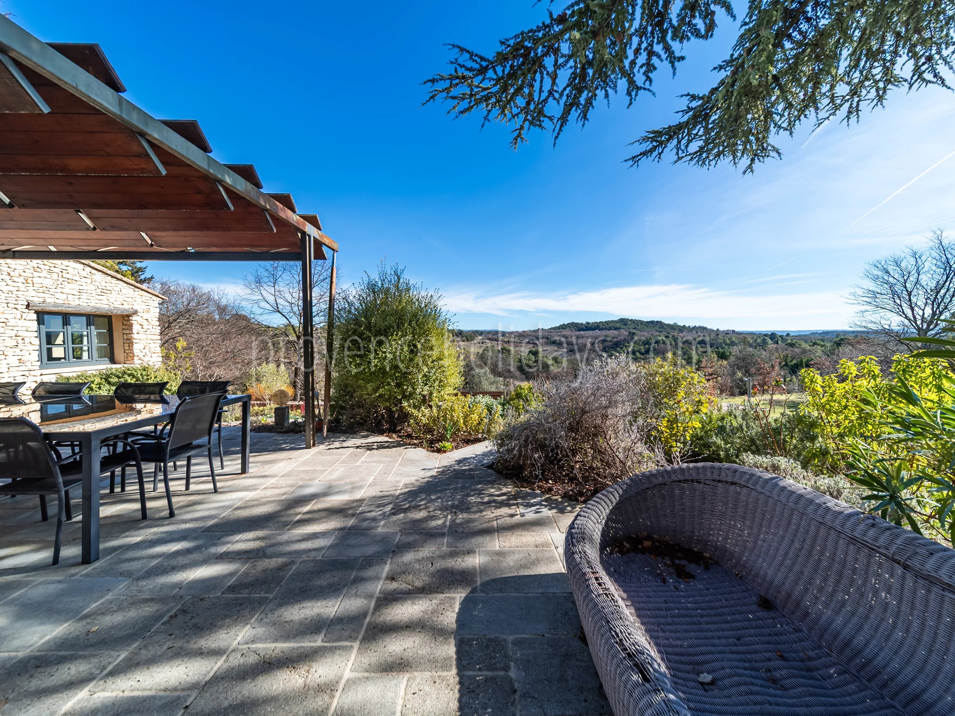 14 - Renovated Property in Gordes: Villa: Exterior