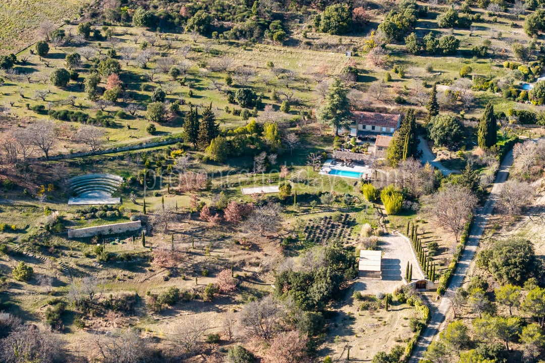 11 - Renovated Property in Gordes: Villa: Exterior