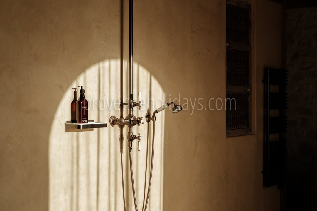 30 - Mas des Oliviers: Villa: Bathroom