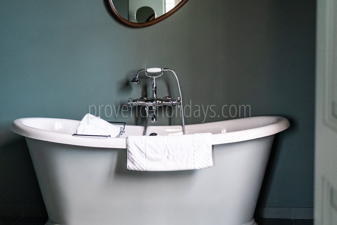 21 - Bastide des Alpilles: Villa: Bathroom