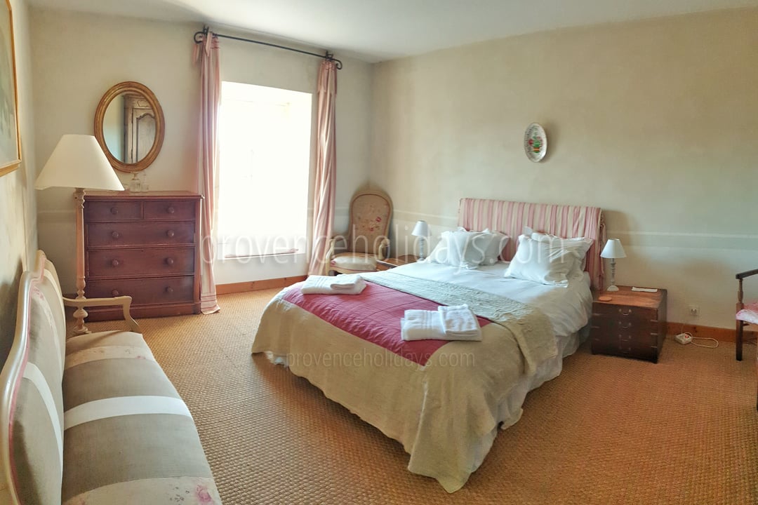 64 - Mas Lambesc: Villa: Bedroom