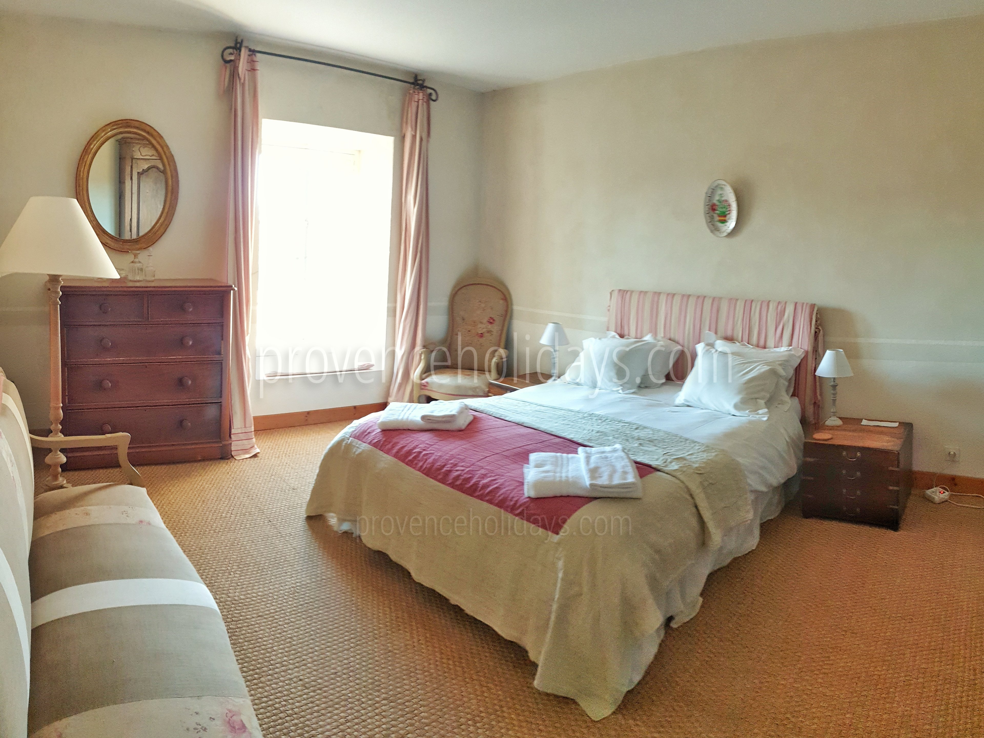 64 - Mas Lambesc: Villa: Bedroom