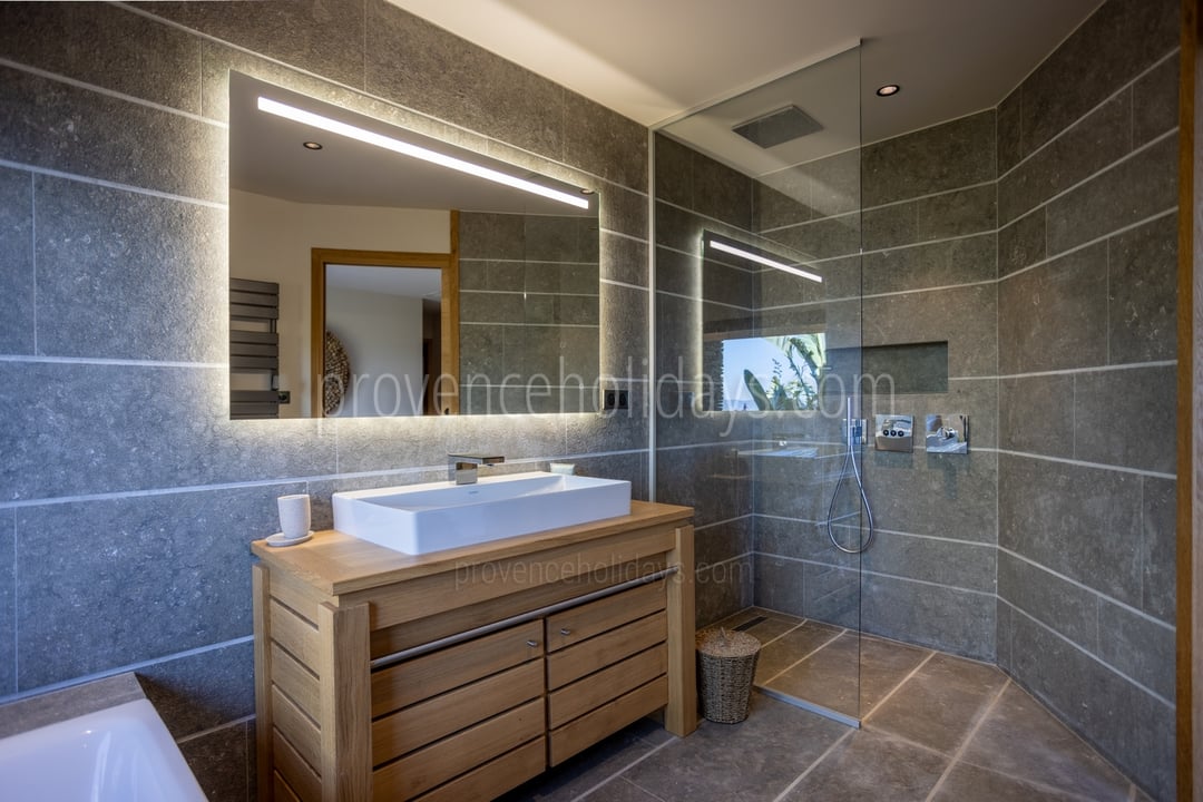 10 - Villa Des Sables: Villa: Bathroom