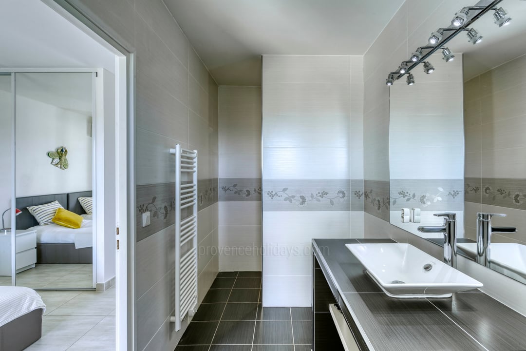 28 - Villa Céline: Villa: Bathroom