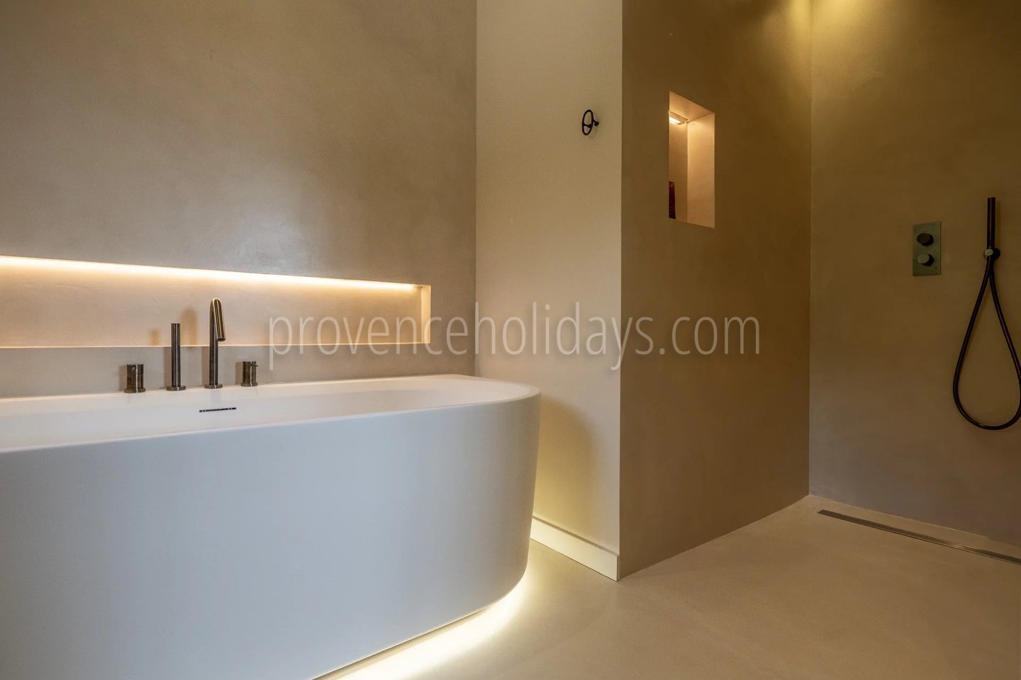 20 - Le Loup des Alpilles: Villa: Bedroom
