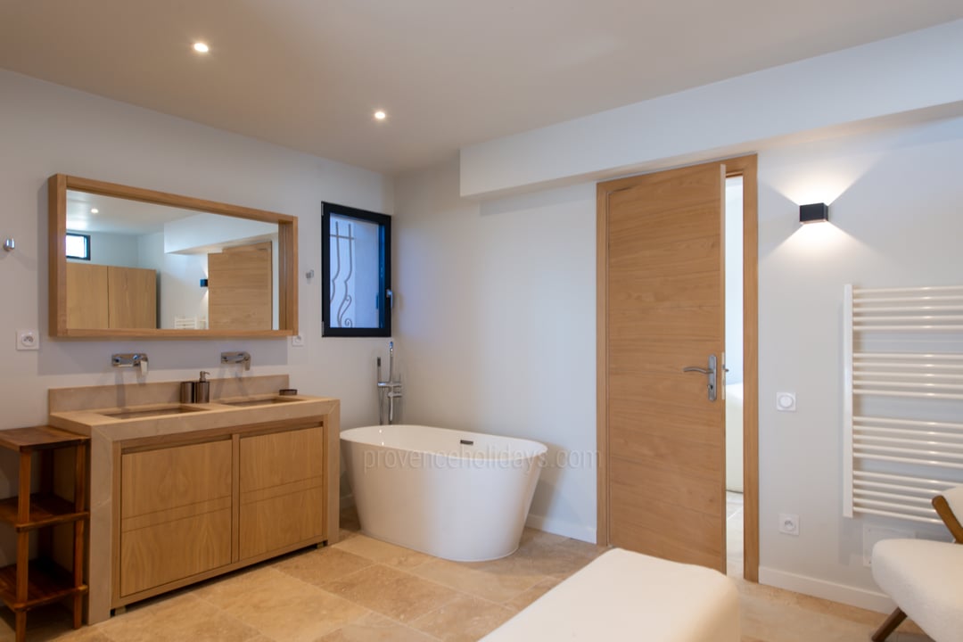 7 - Villa Hautvallon: Villa: Bathroom