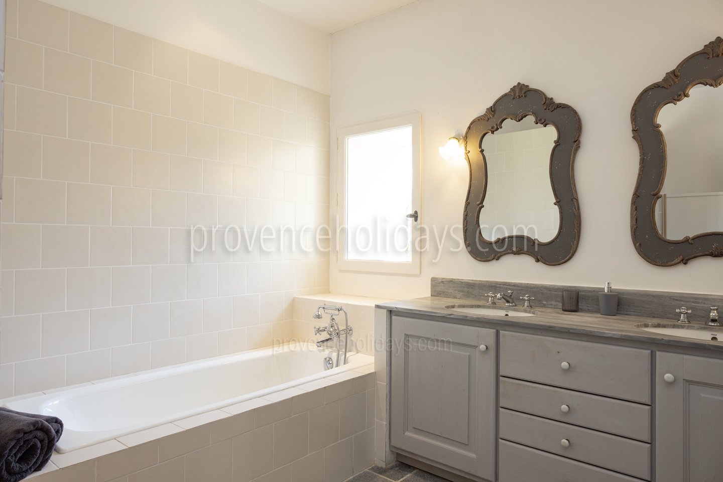 42 - Petite Bastide de Goult: Villa: Bedroom - Shared between Petite et Grande Ourse
