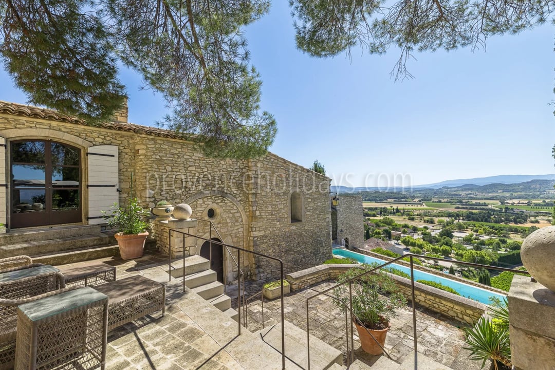 3 - Historic residence in Gordes: Villa: Exterior