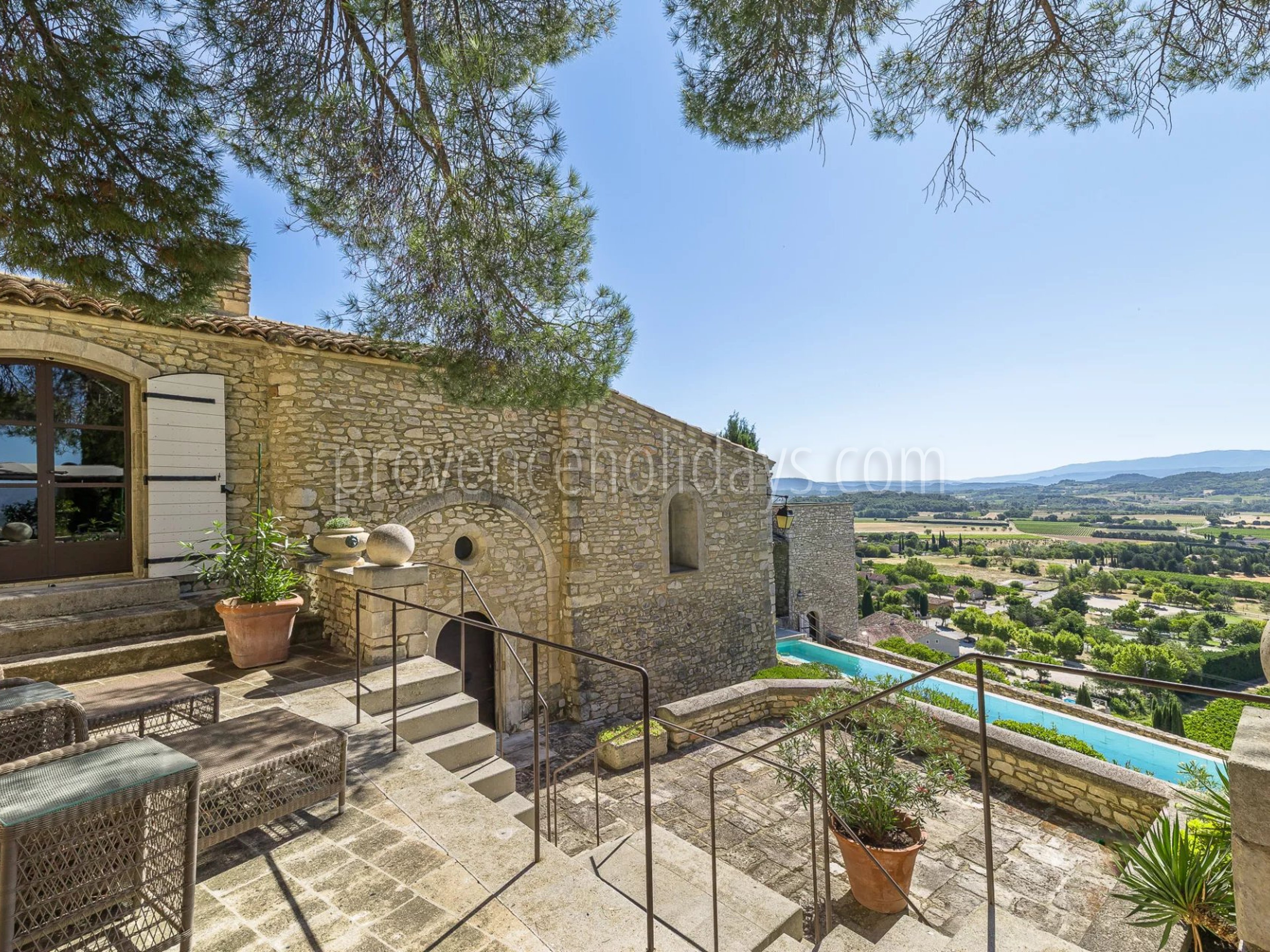 3 - Historic residence in Gordes: Villa: Exterior