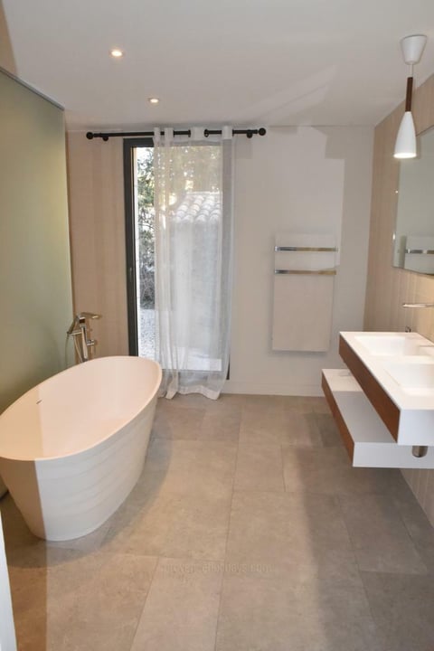 41 - Le Mas des Bories: Villa: Bathroom