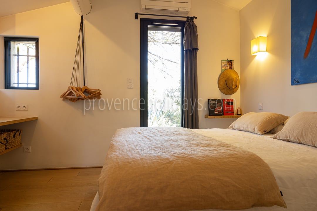 16 - Mas du Rosier: Villa: Bedroom