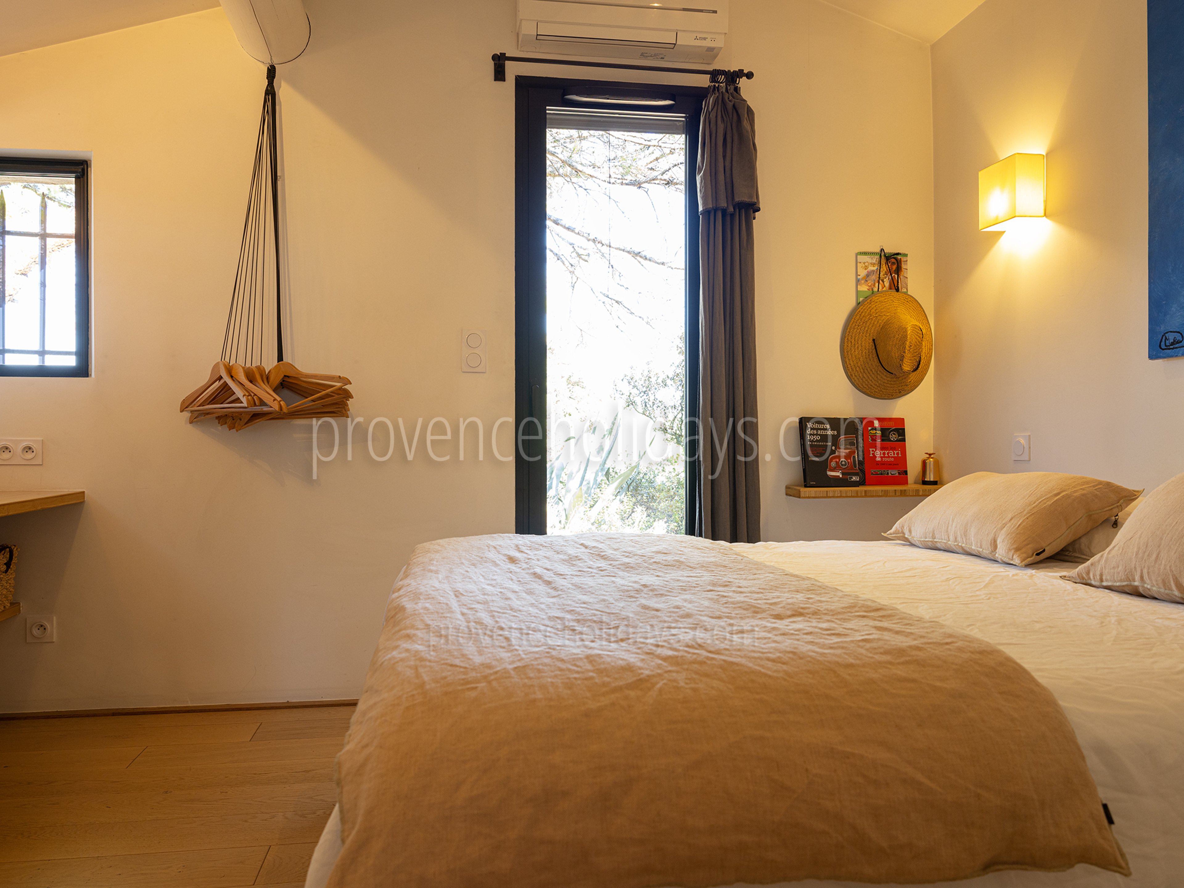 16 - Mas du Rosier: Villa: Bedroom