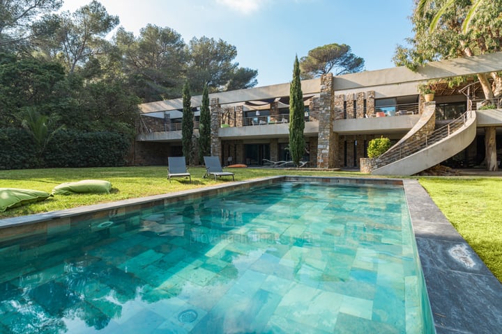 Schöne Villa in einer gesicherten Anlage mit direktem Zugang zum Strand für Ferien in Bormes les Mimosas