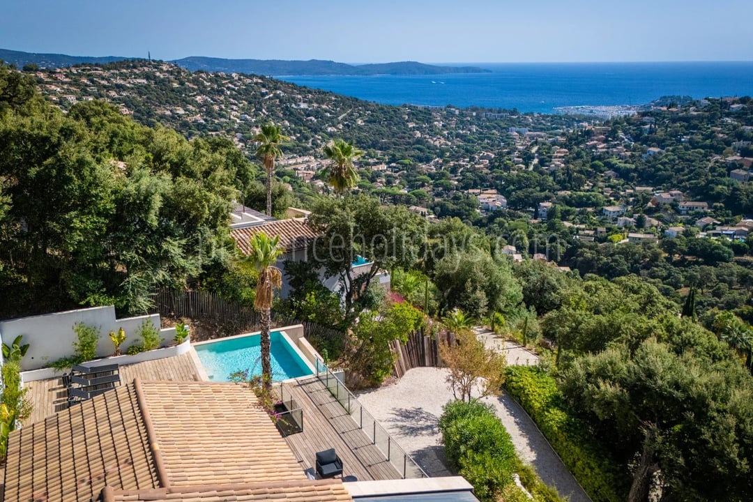 32 - Hedendaagse villa in Cavalaire-sur-Mer: Villa: Pool