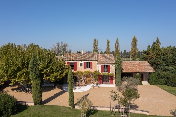 11 - Le Mas d\'Orgon: Villa: Exterior