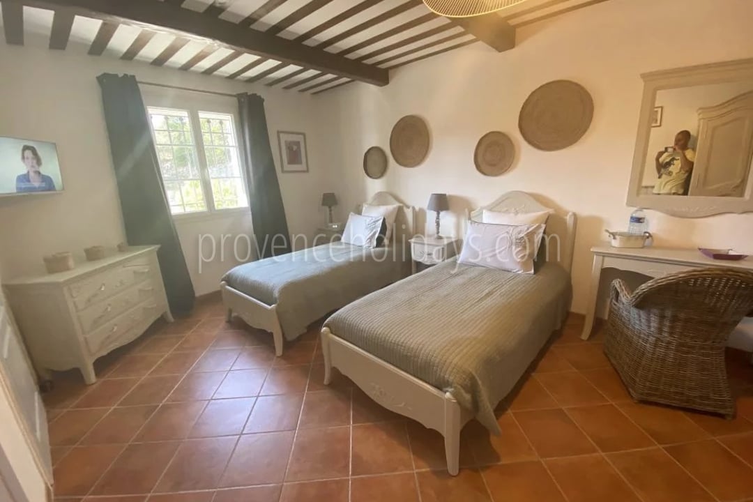 17 - Bastide with lavender in Gordes: Villa: Bedroom