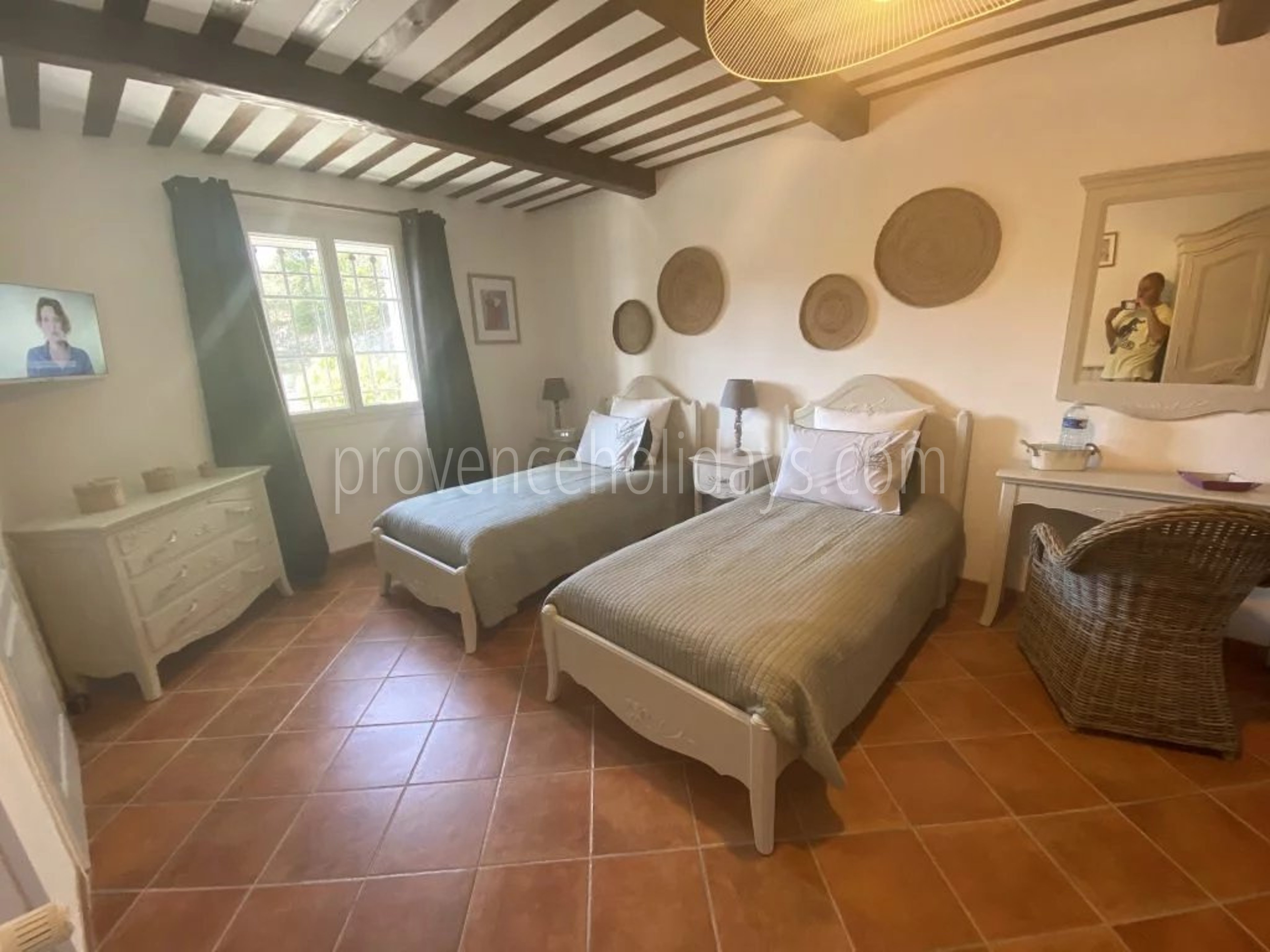17 - Bastide with lavender in Gordes: Villa: Bedroom