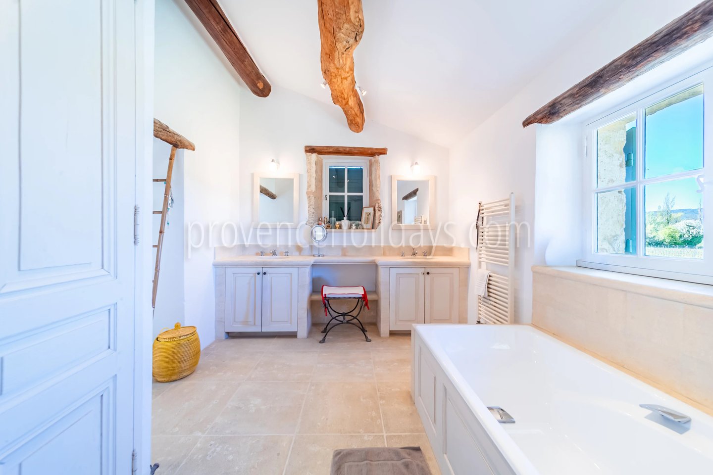 18 - Mas with inner courtyard in Gordes: Villa: Interior