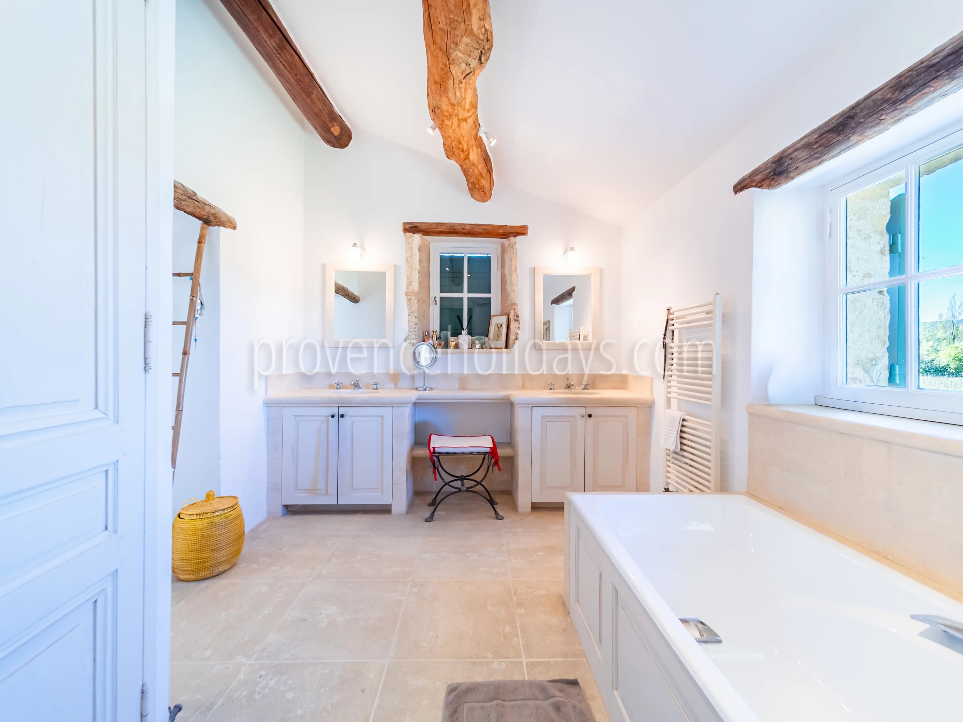 18 - Mas with inner courtyard in Gordes: Villa: Interior