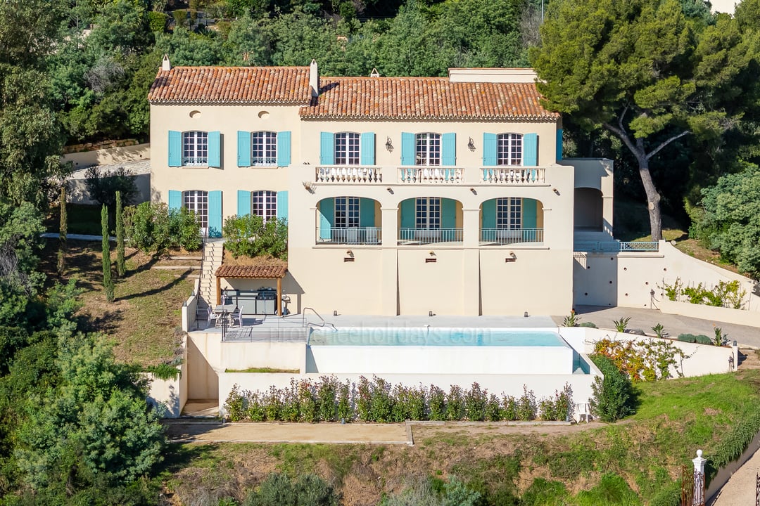 Renovated villa with sea view for sale in Les Issambres