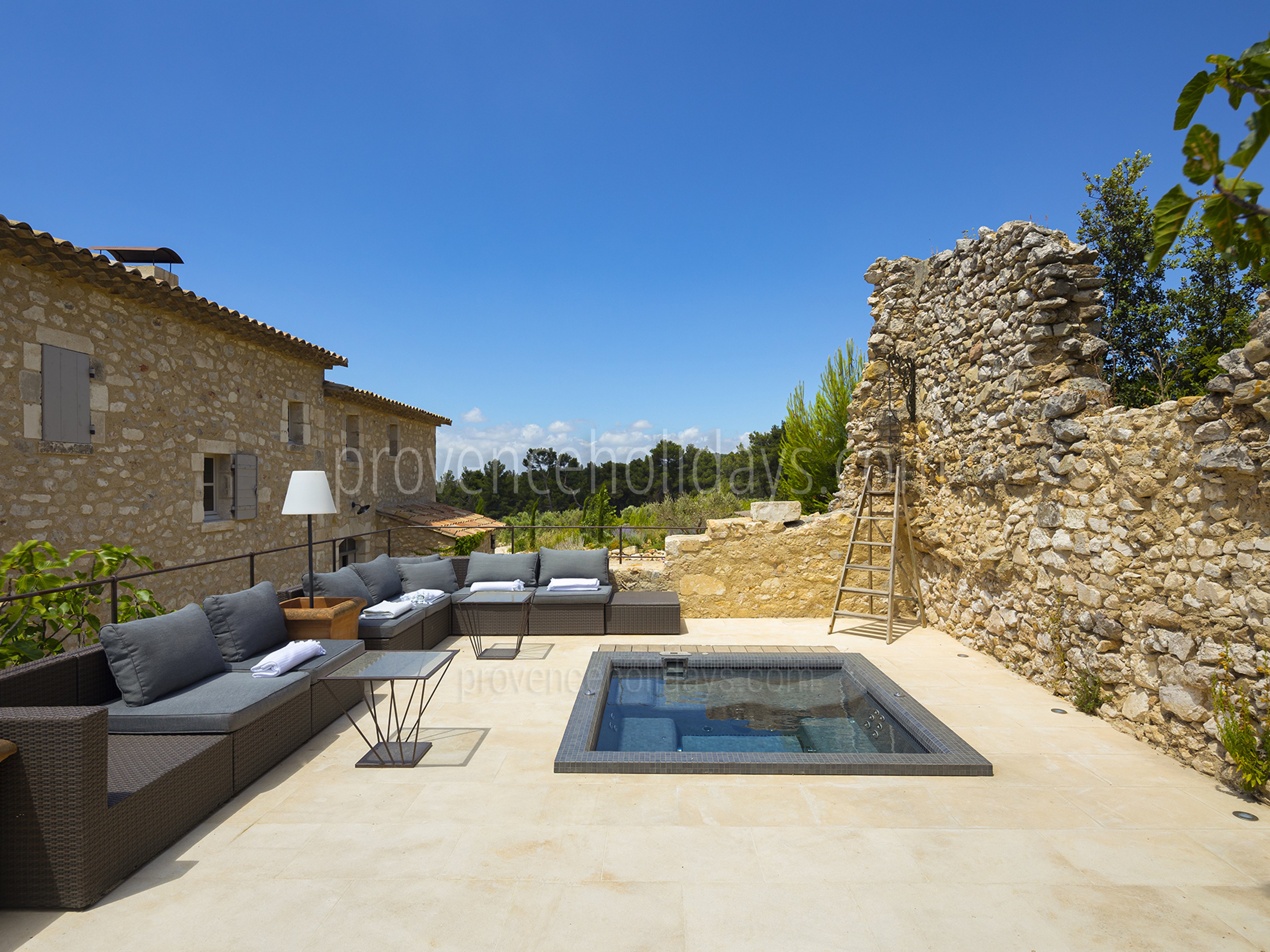 11 - Mas des Baux: Villa: Exterior