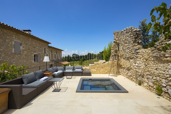 11 - Mas des Baux: Villa: Exterior