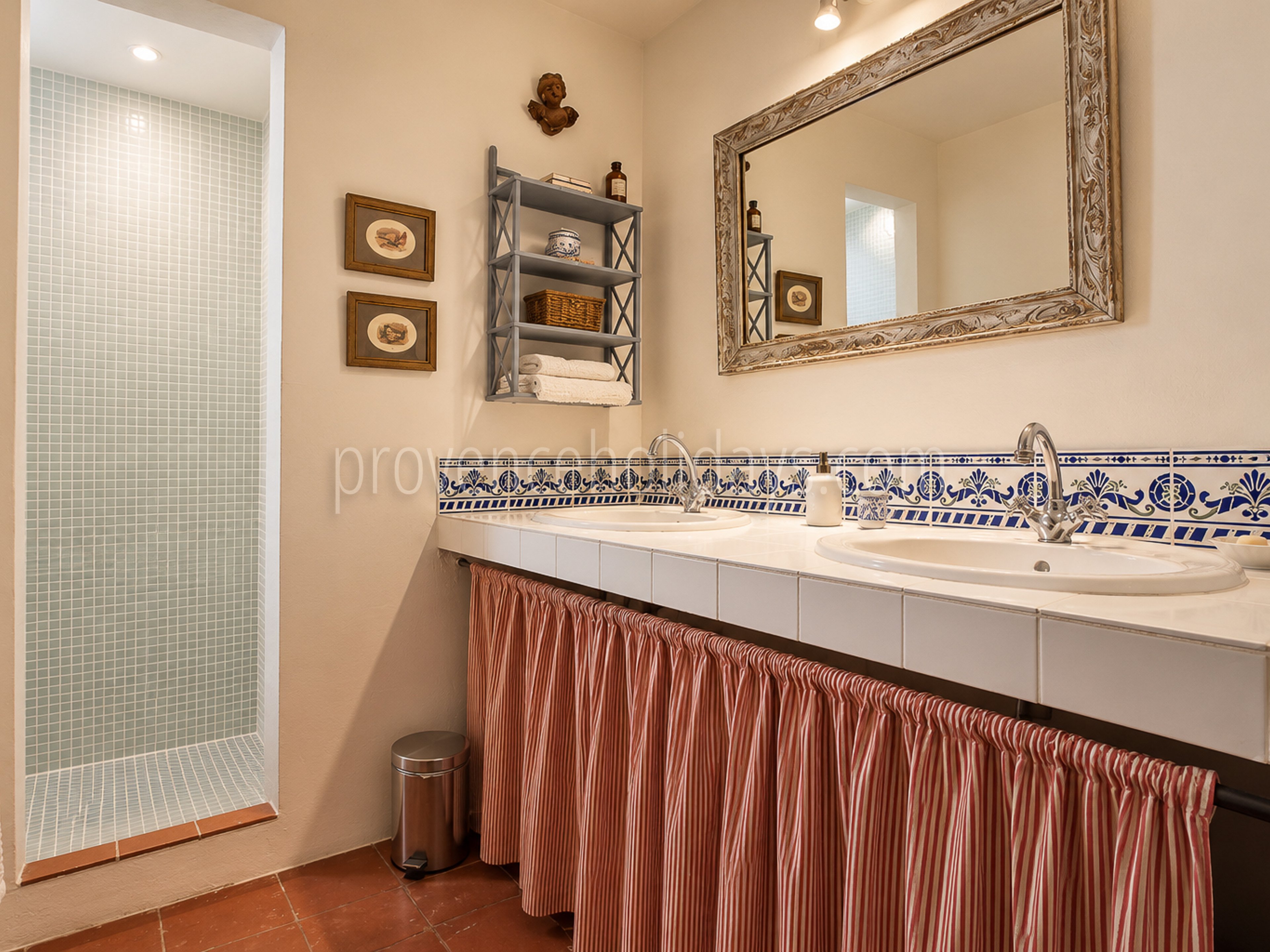 35 - Woning met een prachtig uitzicht in Aubignan: Villa: Bathroom