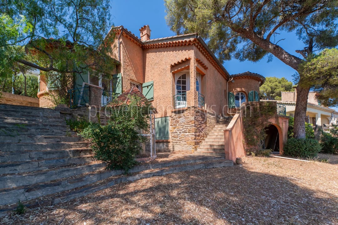 10 - Villa to renovate in Lavandou: Villa: Exterior